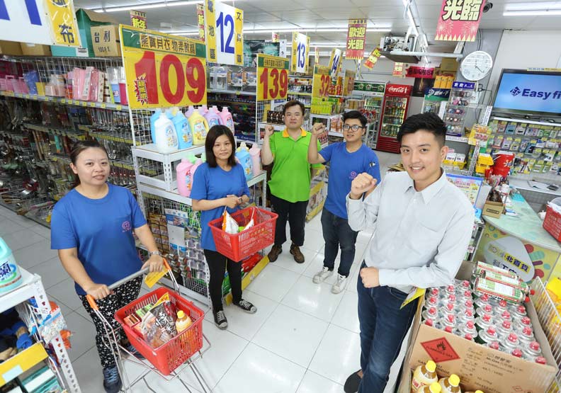 小北百貨前身是一家熱炒店，創辦人黃卜文看見民生商品的需求而創立。圖右一為小北百貨總經理黃健瑭。