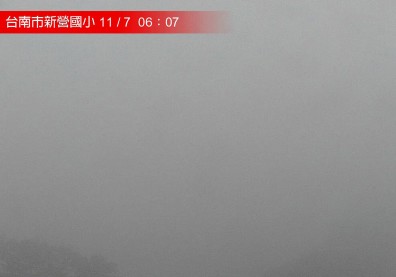 驚！一張圖看新營國小消失霧霾中 校長：空氣有焦味、不新鮮