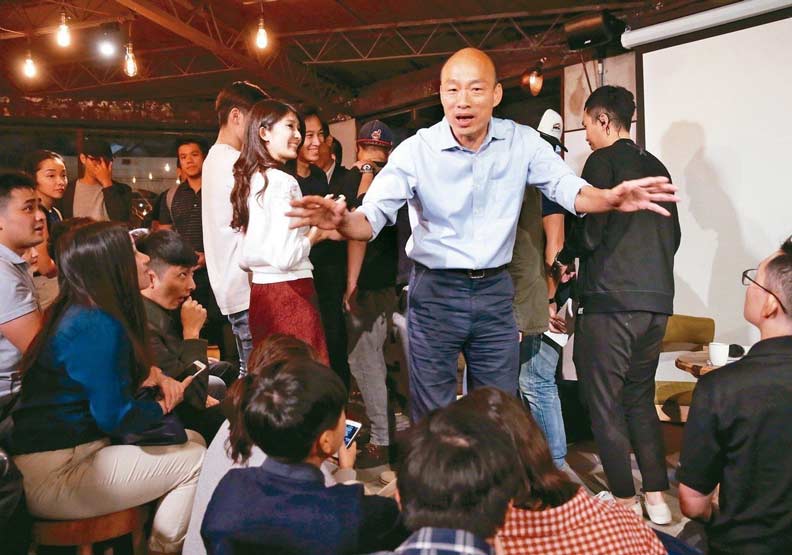 國民黨高雄市長候選人韓國瑜（中）到台北與高雄北漂年輕人座談。