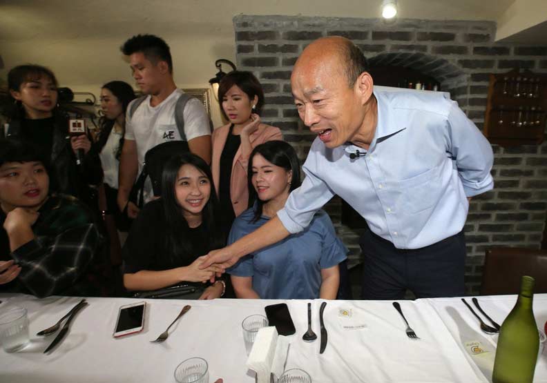 高雄市長候選人韓國瑜（右）在台北市東區與北漂的高雄青年共進晚餐。
