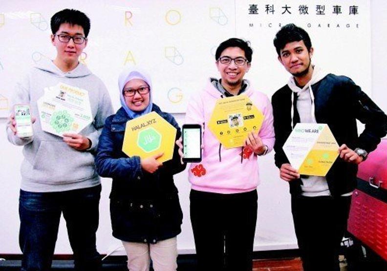 台科大資工所印尼博士生哈明飛（右二），和台、印穆斯林學生共同開發App「清真‧台灣」，收集各地清真餐廳、祈禱室等資訊，協助台灣推展觀光，獲教育部創業基金補助50萬元。