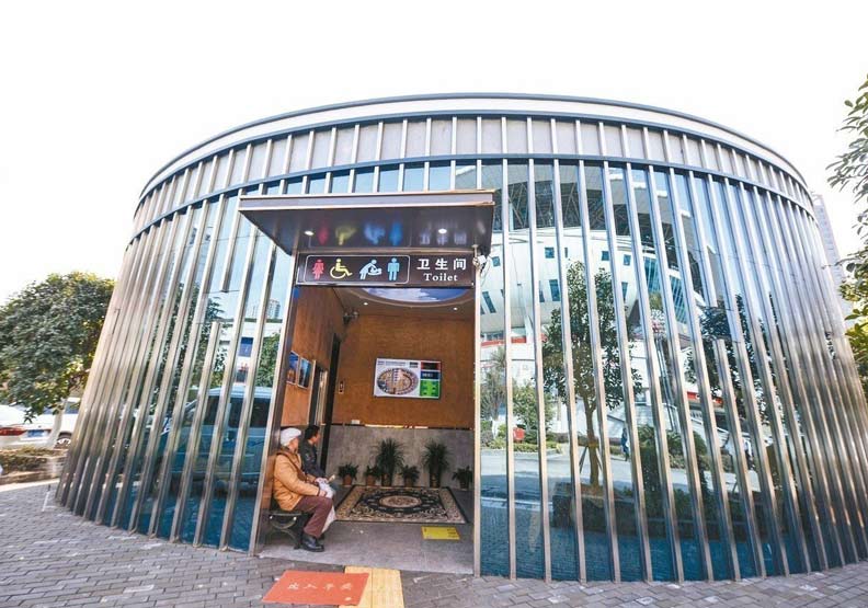 大陸湖南長沙智能公廁內有人臉識別廁紙機、WiFi、智能控制系統等，充滿科技感。圖片取自中新社