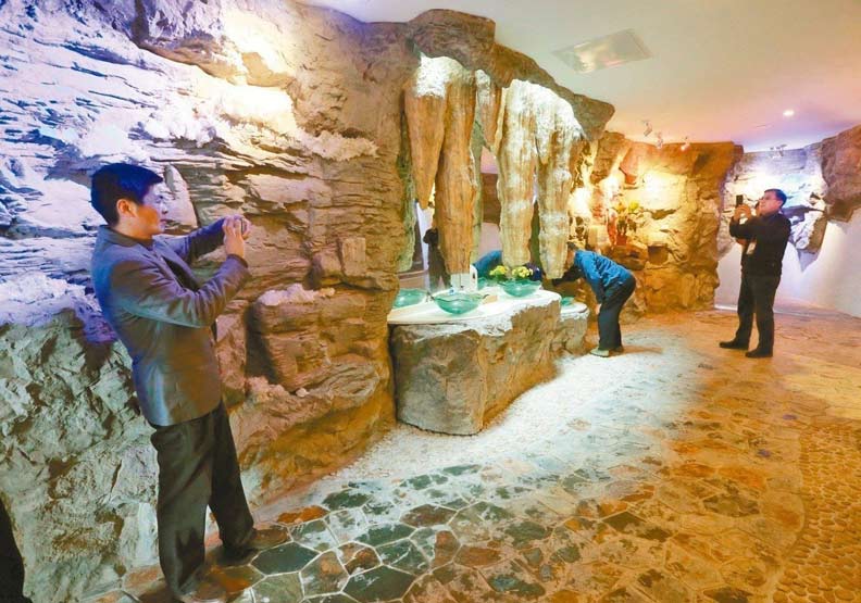 對岸廁所革命厲害了！不但救命 還能充電、提款、取貨..._img_2