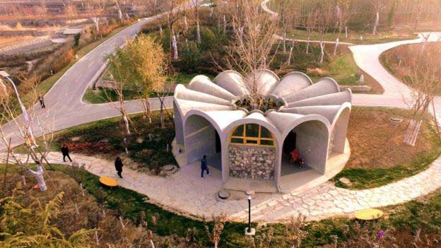 對岸廁所革命厲害了！不但救命 還能充電、提款、取貨..._img_1