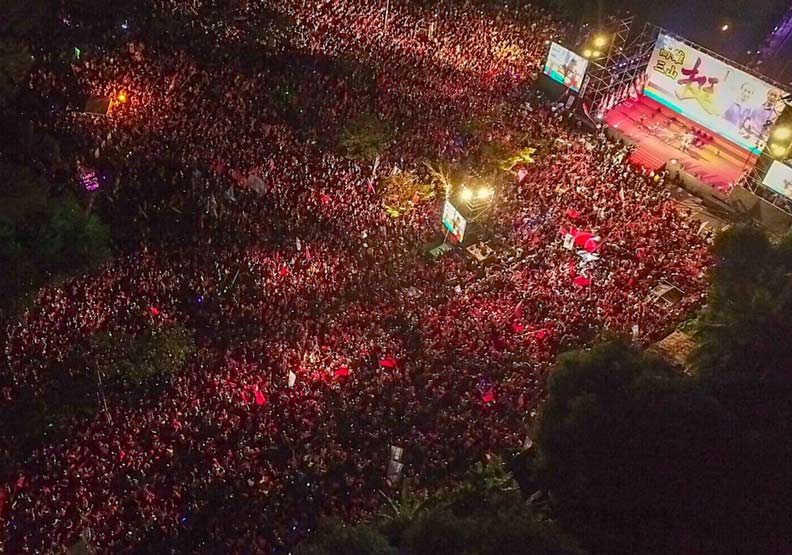 國民黨高雄市長候選人韓國瑜11月14日舉行岡山造勢晚會，主辦單位宣布超過10萬人參加。