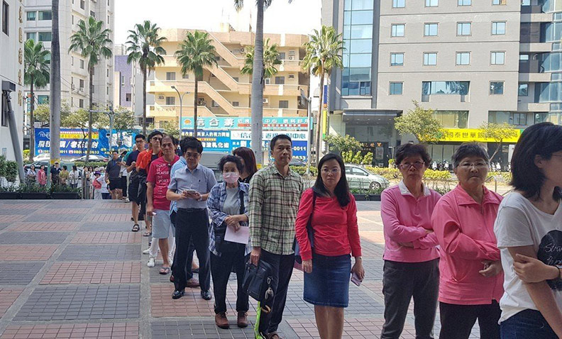 到處都是人龍 民眾嘆：今天不是投票日是全民罰站日_img_1