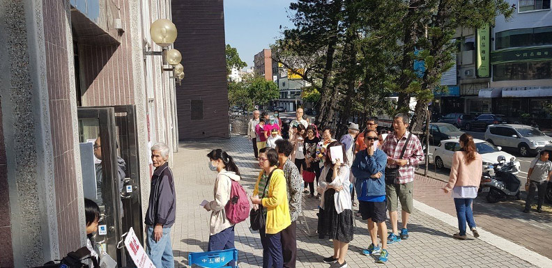 到處都是人龍 民眾嘆：今天不是投票日是全民罰站日_img_3