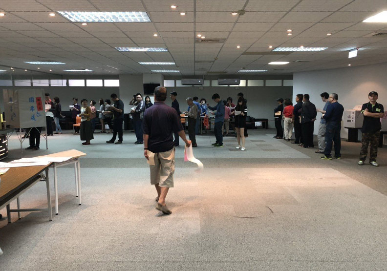 十項公投案拖延投票 選民怒：誰想的餿主意_img_1