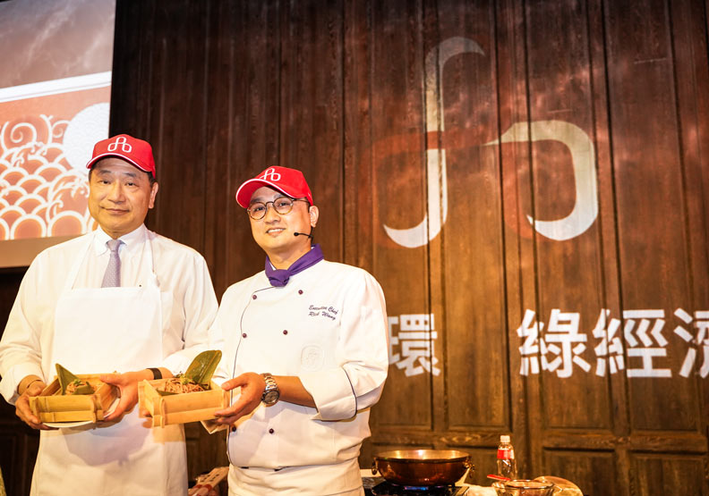 台泥董事長張安平（左）化身大廚，與君品飯店主廚一同示範料理蝦紅素紅藻蕎麥麵。