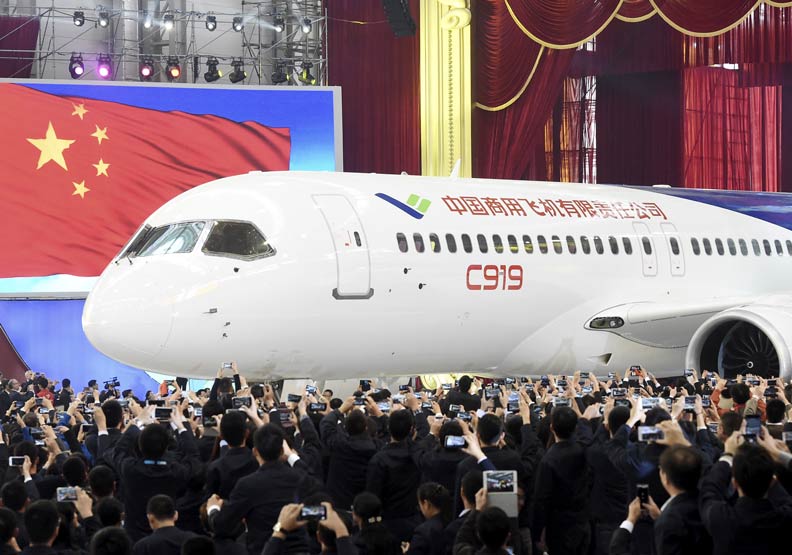 中國為了力保自己的民航機市場，製造出第一架大飛機C919。圖片由達志影像提供。