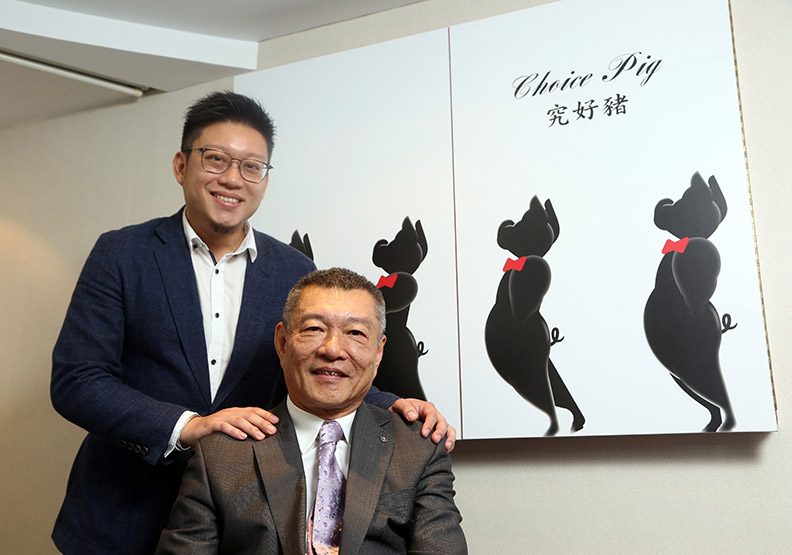父親吳昆民（右）與長子吳季衡（左）。