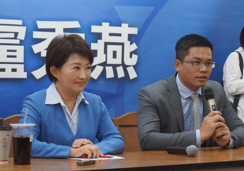 台中市長當選人盧秀燕（左起）今下午大陣仗開記者會，宣布新聞局長由競選發言人吳皇昇出任。