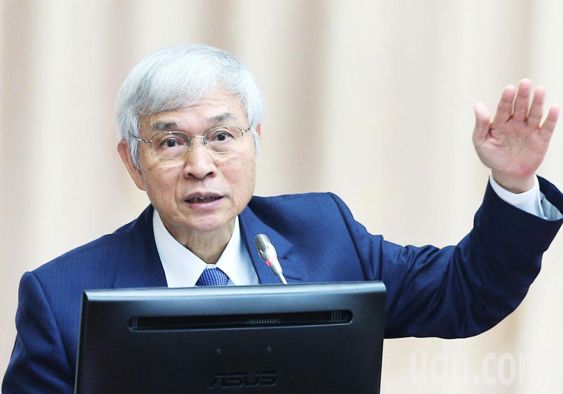 中央銀行總裁楊金龍表示，現在夾娃娃機非常盛行，10元硬幣需求提高。
