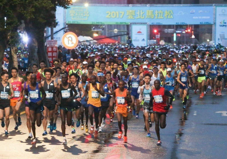 去年台北馬拉松，有2.7萬人參加。