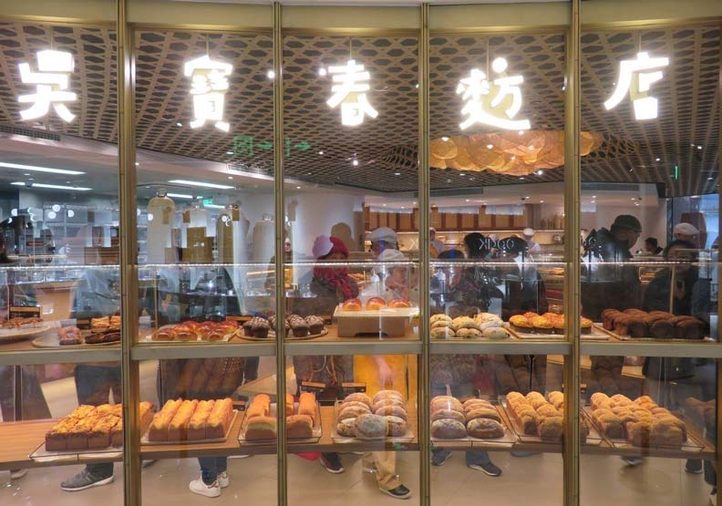 吳寶春麵包店位於上海淮海中路的門店，10日下午依然持續有人上門消費。