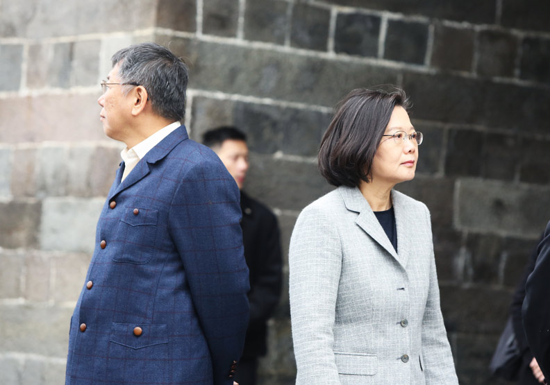 台北市長柯文哲和總統蔡英文今（13）日在北門見面，雙方互動冷、且表情凝重。