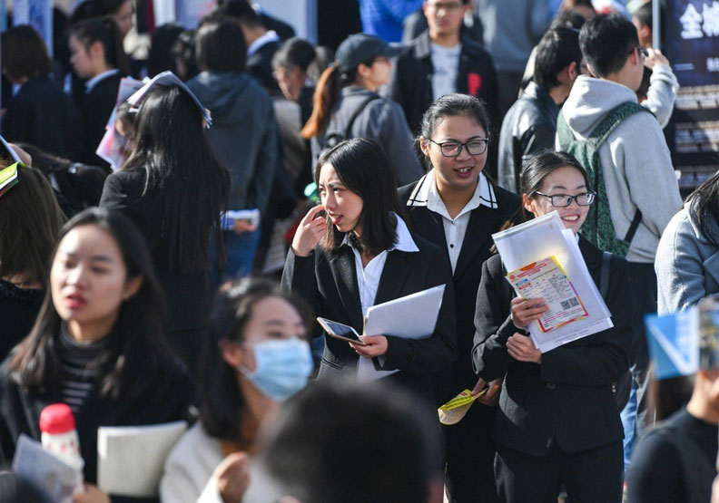 因大環境不佳，增幅放緩，大陸大學應屆畢業生平均期望薪酬5295元人民幣（約新台幤23828元）。中新社