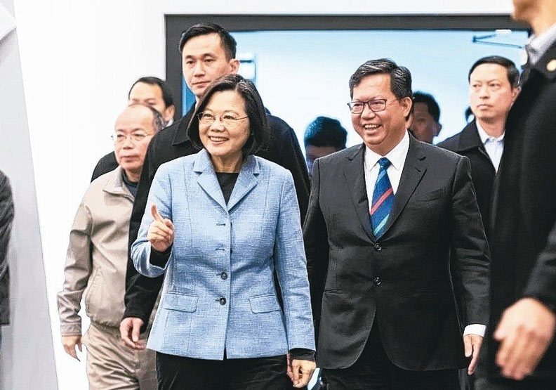 蔡英文總統（前左）18日與桃園市長鄭文燦（前右）會面，進行市政座談。