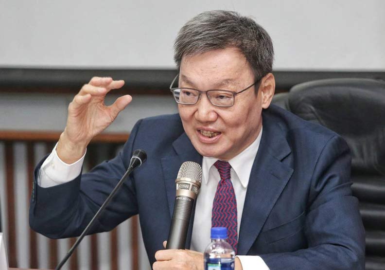 台北論壇基金會董事長蘇起表示，明年兩岸關係呈現「高度警惕」狀態，他並認為悲觀絕對多過於樂觀。