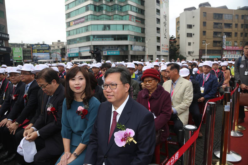【圖集】宣誓後先回市府批公文！鄭文燦祭出三支箭打造桃園_img_3