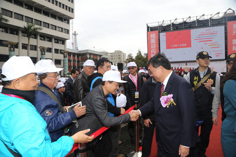 【圖集】宣誓後先回市府批公文！鄭文燦祭出三支箭打造桃園_img_4