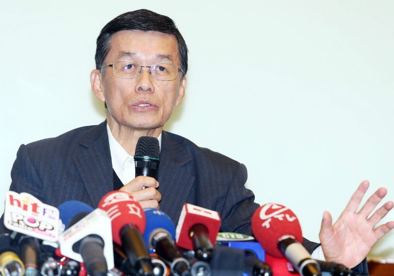 台灣國際觀光救援服務協會理事長許高慶上午代表東森旅行社說明事發經過時表示，政府希望增加東南亞來客量，但觀宏專案已造成不少治安問題，有必要檢討。