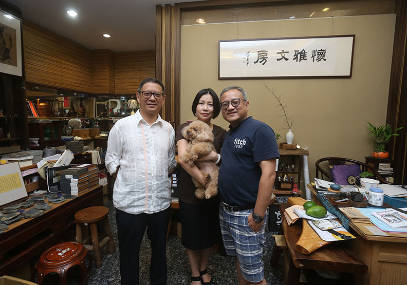 來自香港、熱愛書法的洪傳驊（左）和懷雅文房負責人郭懷雅（中）因書法結緣。