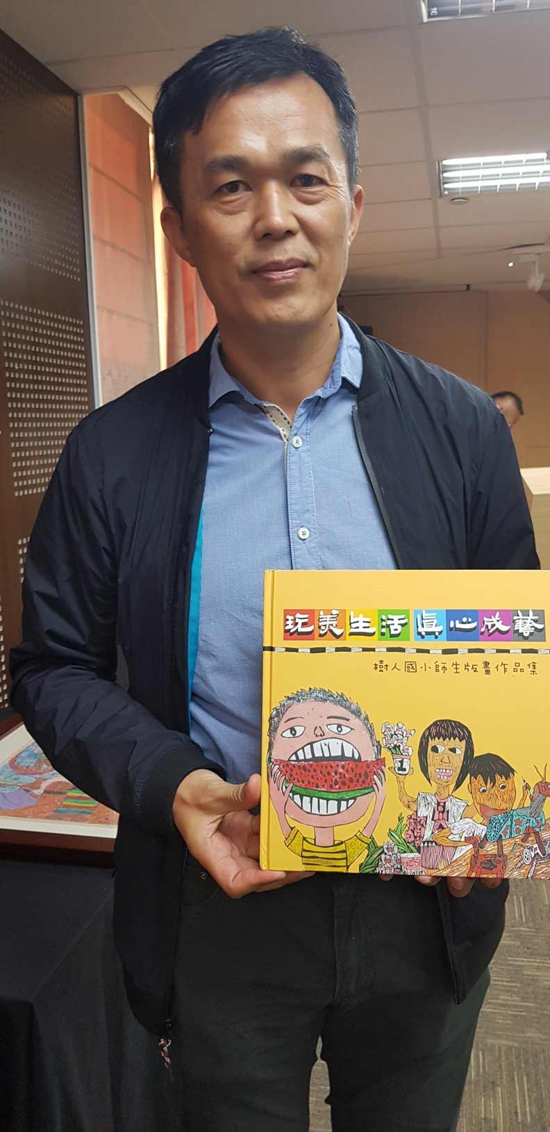 溫馨！拒學症孩子不肯入校，全班陪她在門口上課_img_1