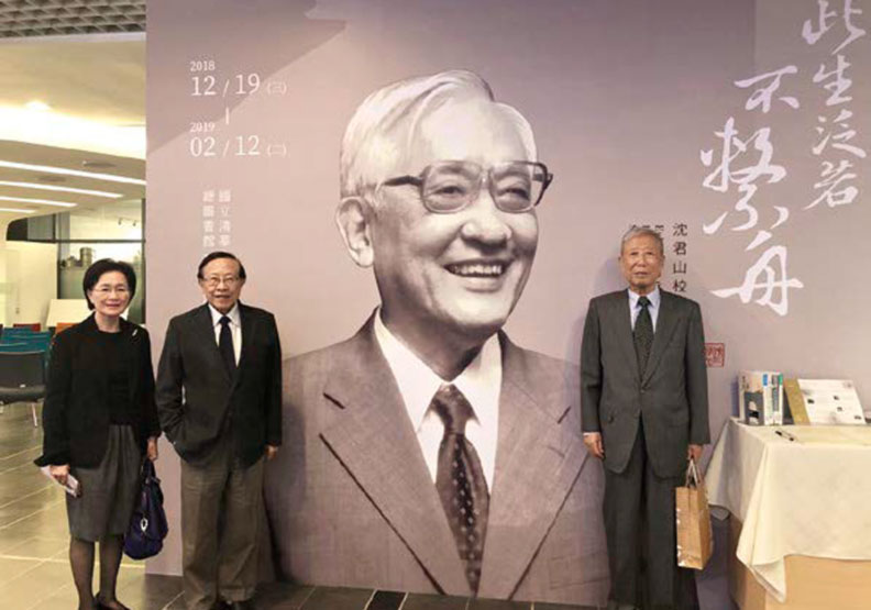 在清華大學參觀沈校長文物紀念展，右起為張作錦、 高希均、王力行。攝影／楊永妙。