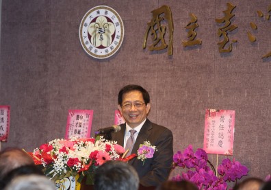 管中閔在99歲、92歲父母見證下就任校長，誓言報恩還願台大