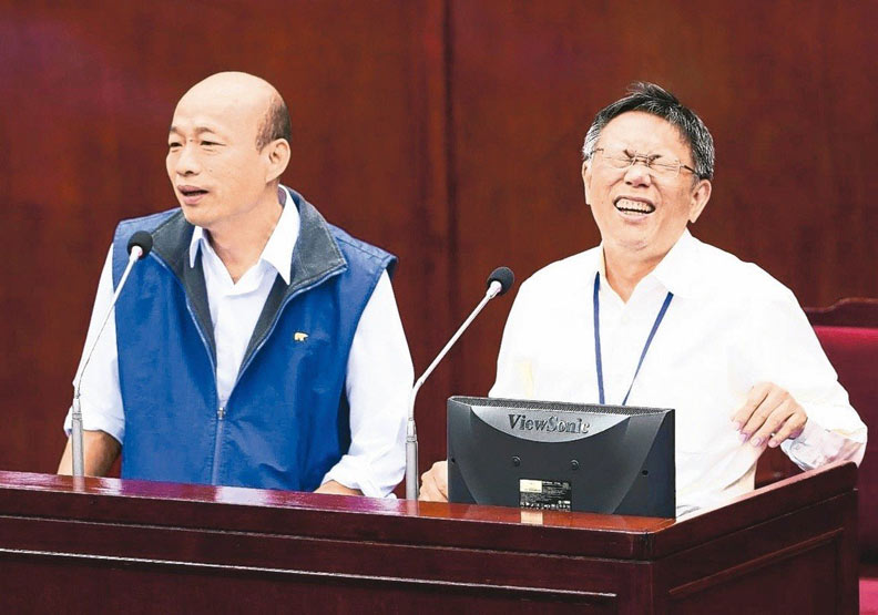 高雄市長韓國瑜（左）2016年擔任北農總經理時，與台北市長柯文哲一起在議會答詢。