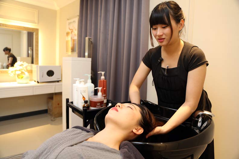 她為家族事業放棄留學,18歲從美容師做到總經理_img_3