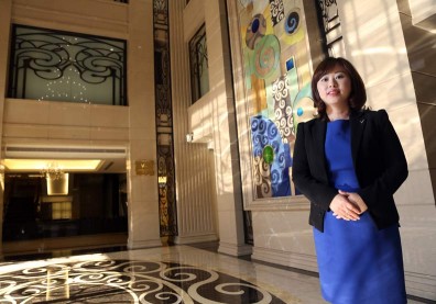 她為家族事業放棄留學，18歲從美容師做到總經理