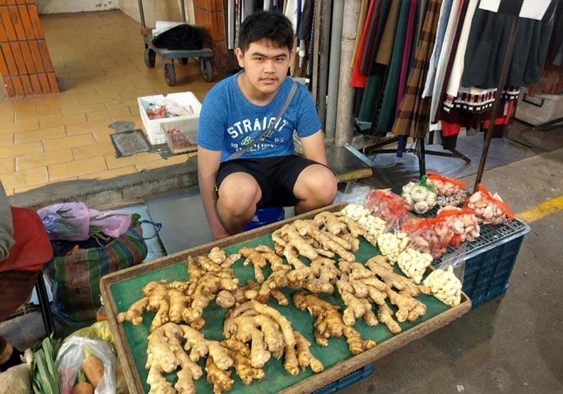 嘉義縣朴子市第二市場有名擺地攤的少年陳佑安，當地文化里長楊石旭看到他只穿短袖，對他吃苦耐勞深表敬佩。圖取自楊石旭臉書