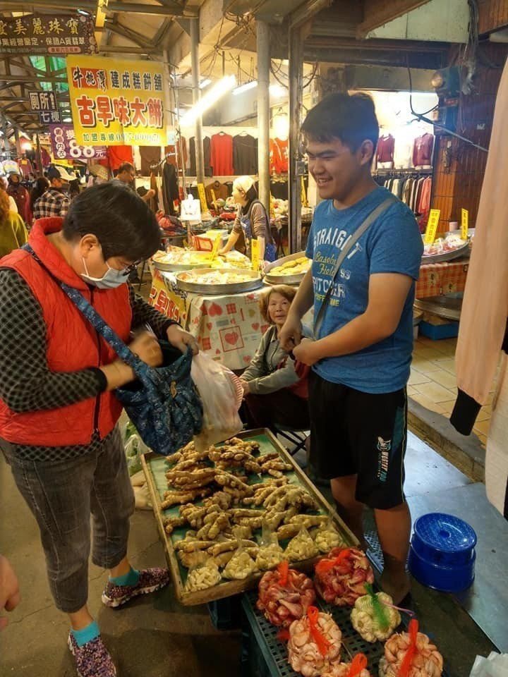 少年冷天只穿短袖幫阿公擺攤 里長伯讚他「小巨人」_img_1