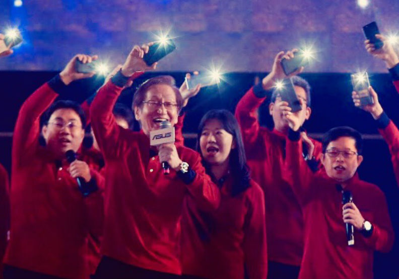 華碩董事長施崇棠以大合唱台語歌曲《天若光》出場。