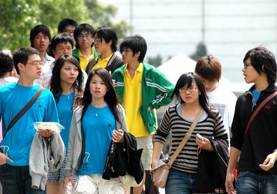 政府補助弱勢生出國實習圓夢，卻害他們被追討學費？