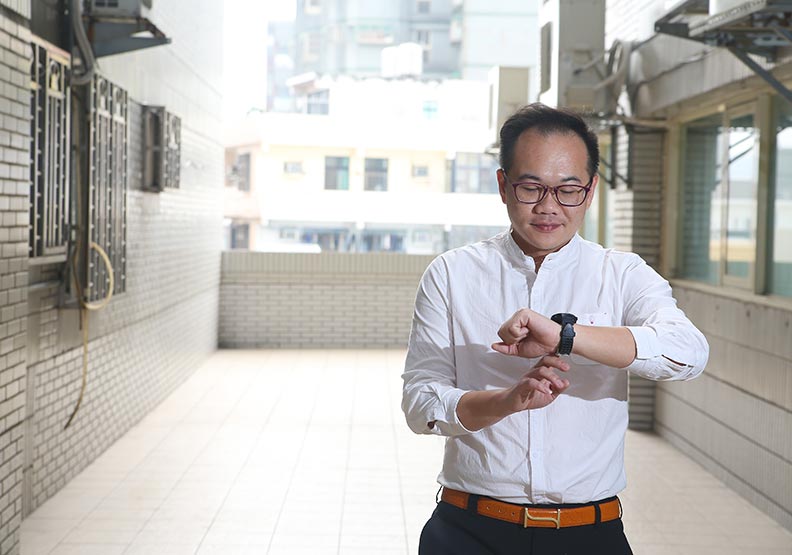余仲倫會利用時間步行運動，維持每天超過9000步的門檻，以獲得保費折減（回饋金）。