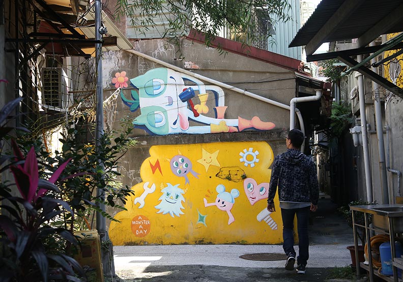 台北當代藝術館進入赤峰街後老街開始飄藝術味。