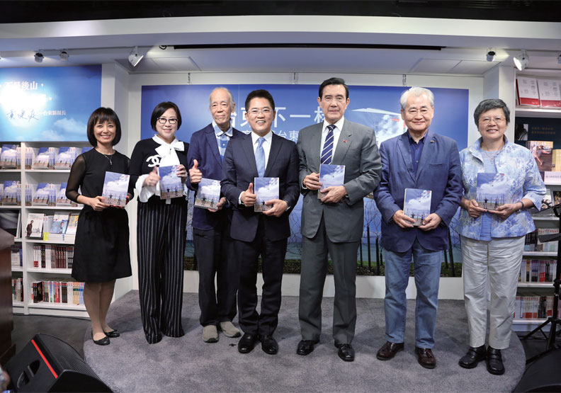 圖左起第四位開始依序為黃健庭、馬英九、毛治國。圖／天下文化提供。
