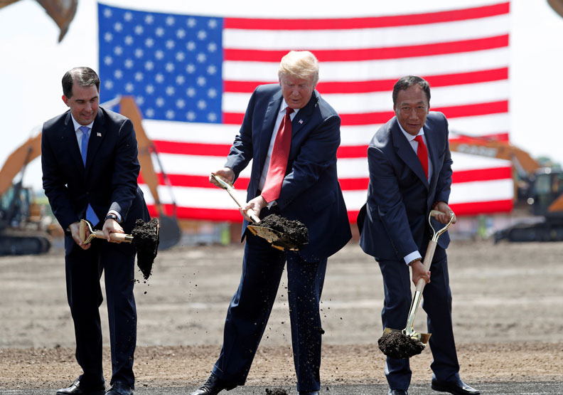圖／時任共和黨籍威州州長沃克（左）、時任美國總統川普（中）和時任鴻海董事長郭台銘（右）於2018年進行動土典禮。達志影像