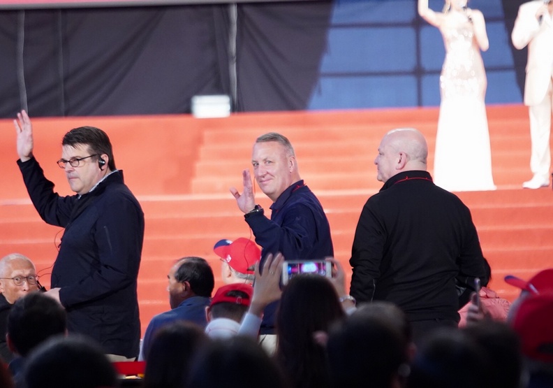 郭董變身超級推銷員,保證喝完多子多孫?_img_3