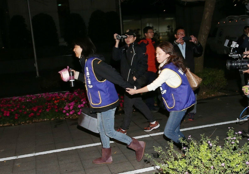 中華航空公司勞資協商晚間破局。機師工會理事長李信燕（右）與常務理事陳蓓蓓生氣的跑出交通部。