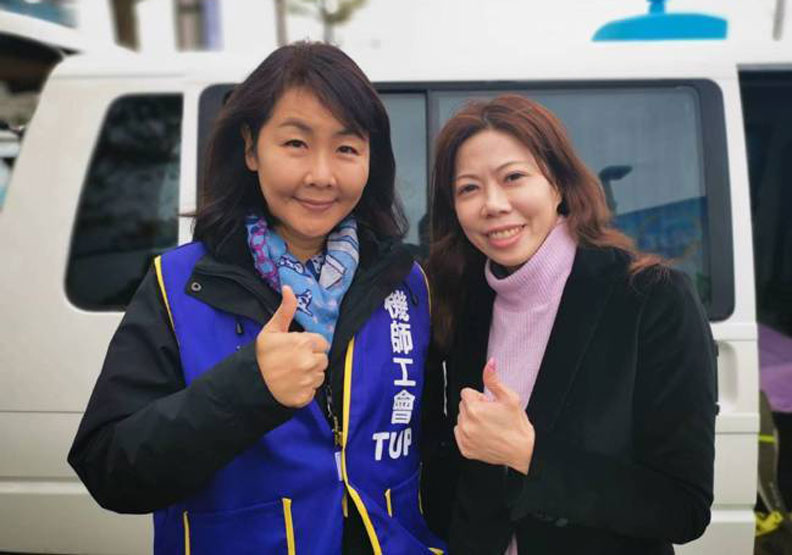 機師工會理事長李信燕（右）以及機師工會常務理事陳蓓蓓，兩人分別是長榮與華航的機師，率領機師工會向資方發起一場堅定的溫柔革命。