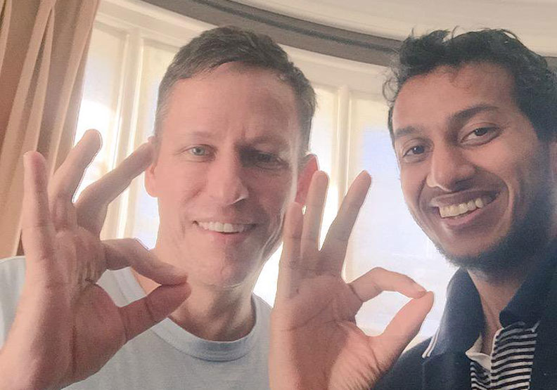 阿加瓦爾（Ritesh Agarwal, 右）PayPal共同創辦人提爾（Peter Thiel, 左）。圖片取自Ritesh Agarwal Twitter