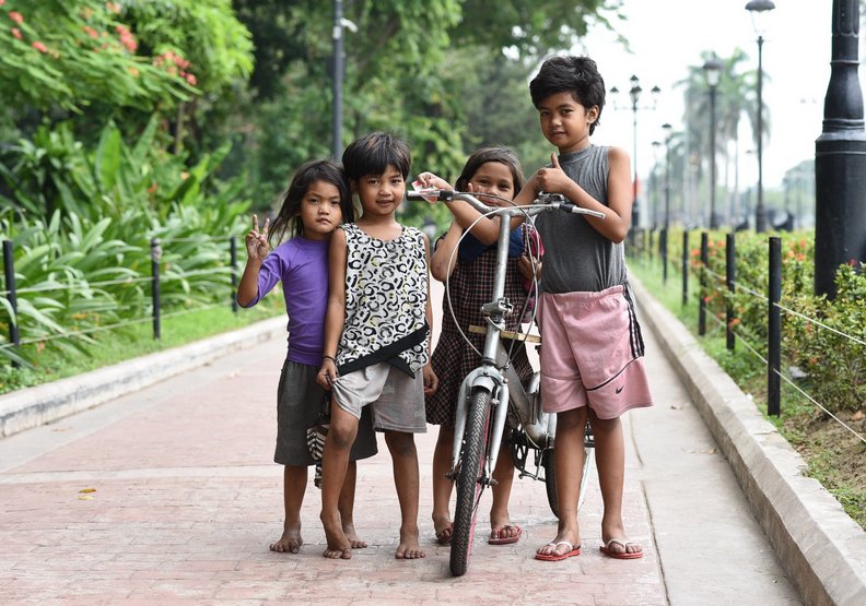 幸福其實很簡單!印度孩子用拖鞋自拍令人動容_img_5