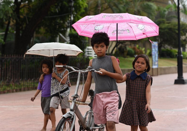 幸福其實很簡單!印度孩子用拖鞋自拍令人動容_img_4