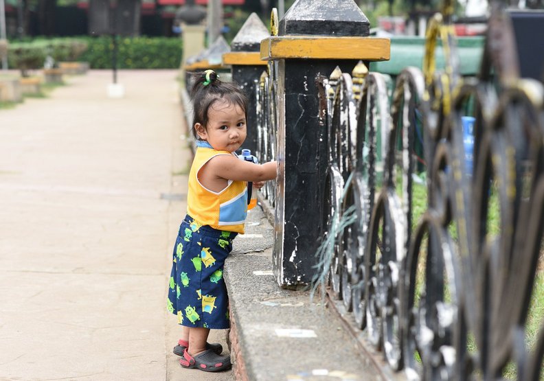 幸福其實很簡單!印度孩子用拖鞋自拍令人動容_img_3