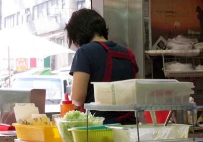 早餐店夫妻：老闆娘煎著火腿蛋，卻熬著心…