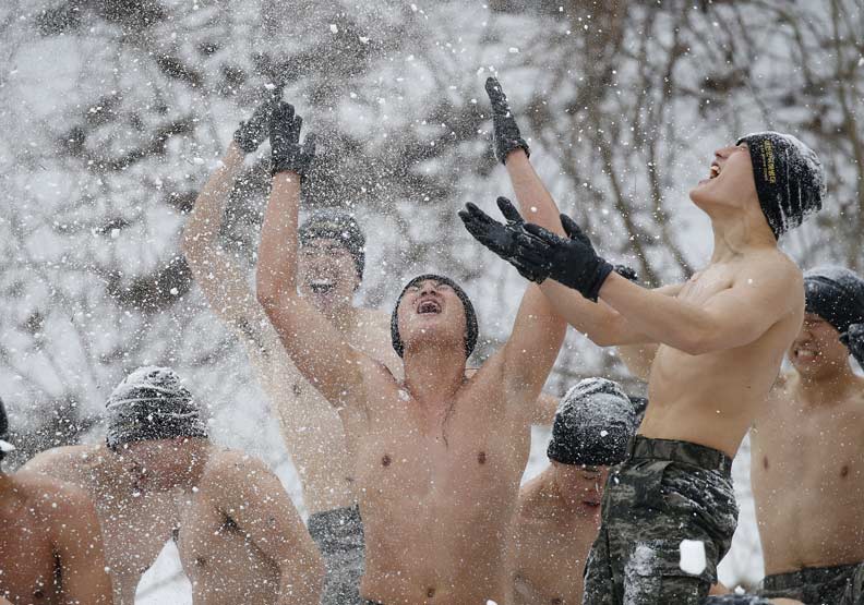 南韓士兵在冬天行軍時玩雪。圖片由達志影像提供。